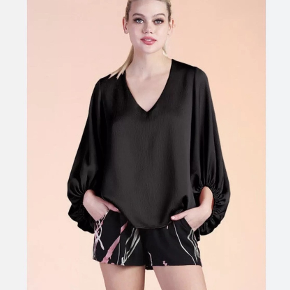 Vici Tyche black vneck 3/4 balloon sleeve Medium